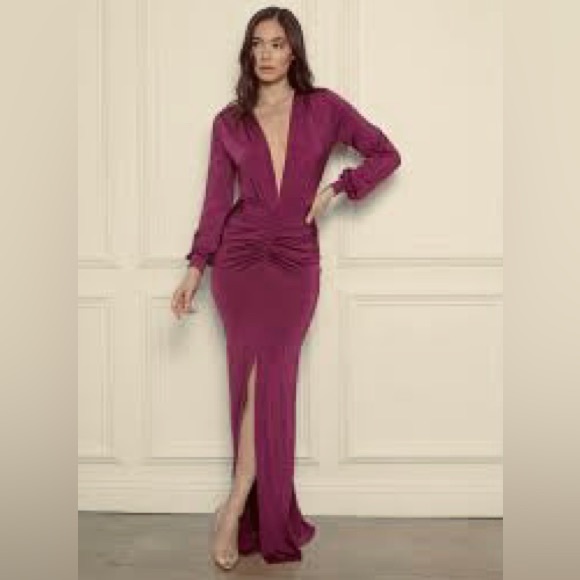 VENUS Dresses & Skirts - ✨NWOT✨ Plunge Neckline Cocktail Dress